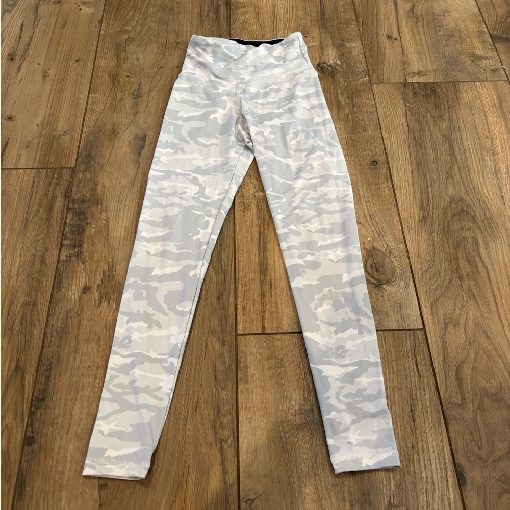 Strut this high rise white and grey camo athletic leggings